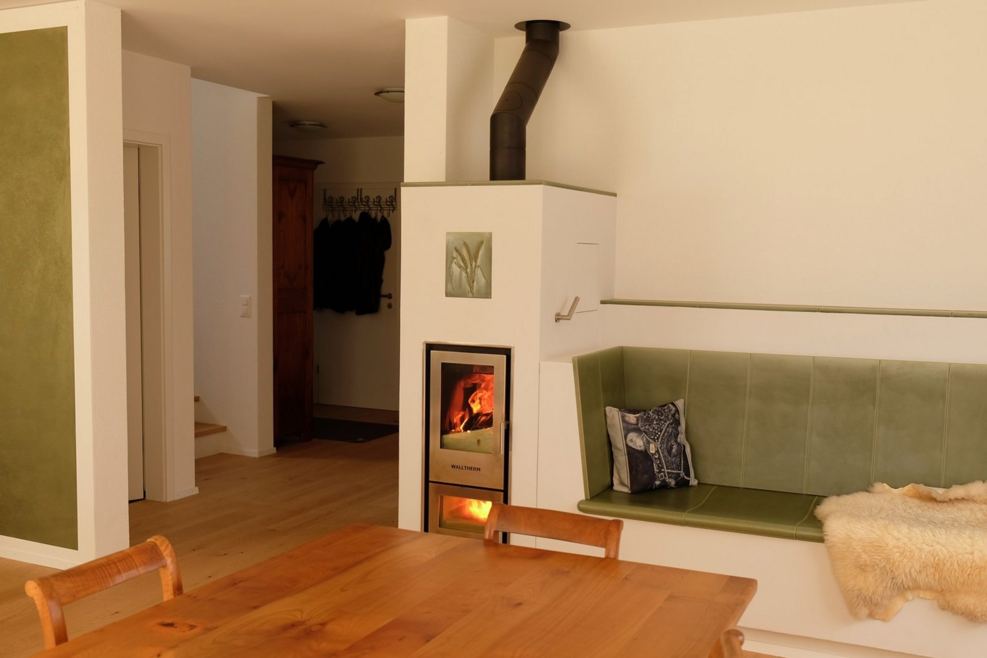 Der wasserführende Kaminofen sorgt als Holzheizung im Wohnbereich nicht nur für ein angenehmes Ambiente, sondern heizt auch den Speicher auf.