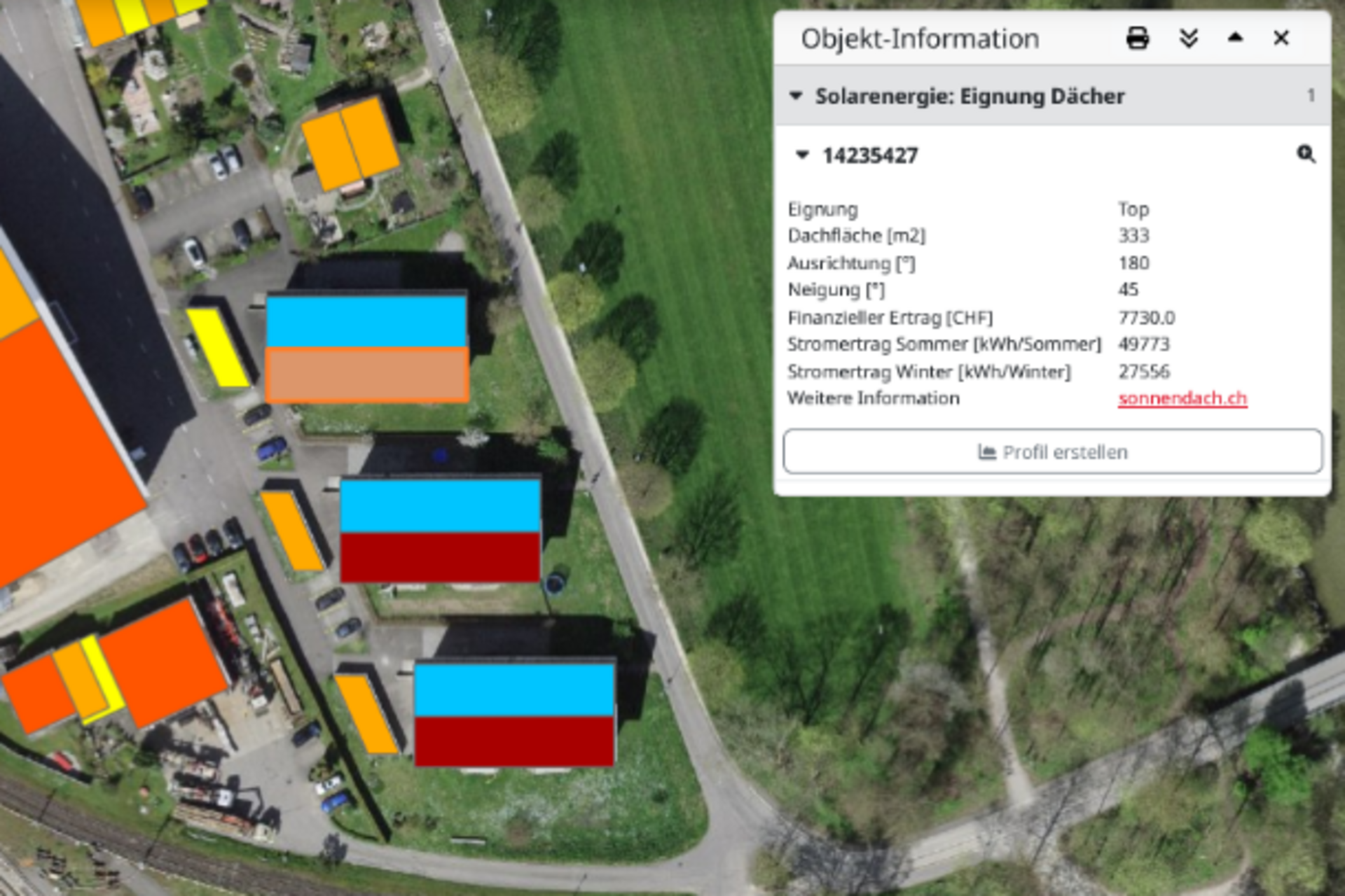 map.geo.admin.ch Luftaufnahme eines Gewerbegebiets mit farblich markierten Dächern in Orange, Gelb, Blau und Rot, daneben ein Informationsfenster mit Daten zur Solaranlageneignung.