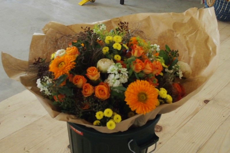 Bunte Blumendeko am Tag der offenen Tür