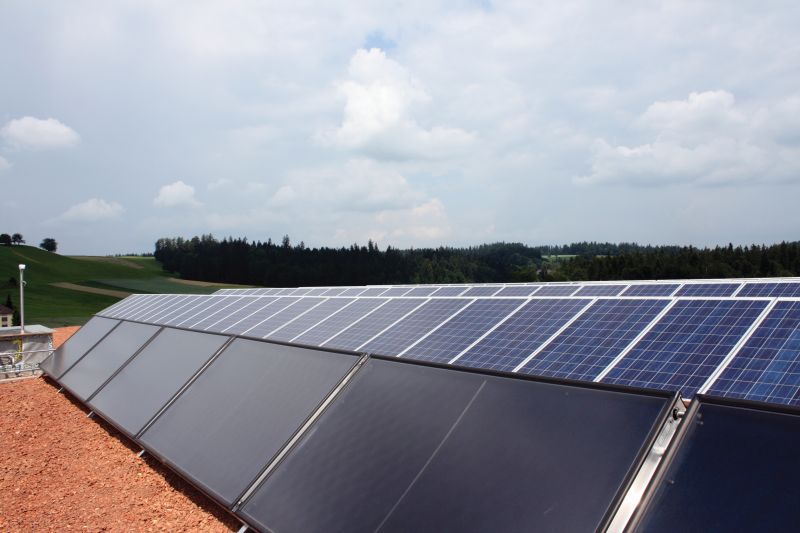 Vorne thermische Kollektoren für solare Wärme, hinten Solarzellen für Strom