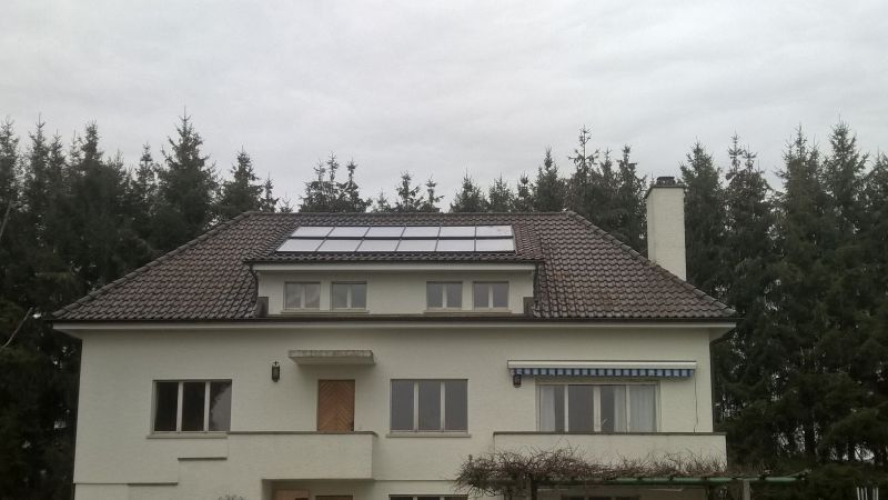 Grossfeldkollektoren von Winkler Solar, thermische Sonnenenergie-Anlage für Heizung und Warmwasser