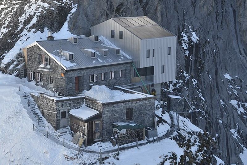 SAC Hütte Gspaltenhorn, ausgerüstet mit thermischer Solaranlage und Photovoltaikanlage