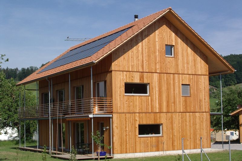 Sonnenkollektoren auf dem Süddach, Referenzhaus in Heimiswil