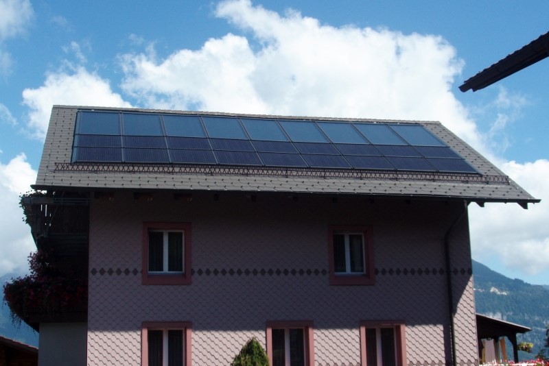 Südseite der Referenzanlage in Krattigen produziert solare Wärme und Strom.