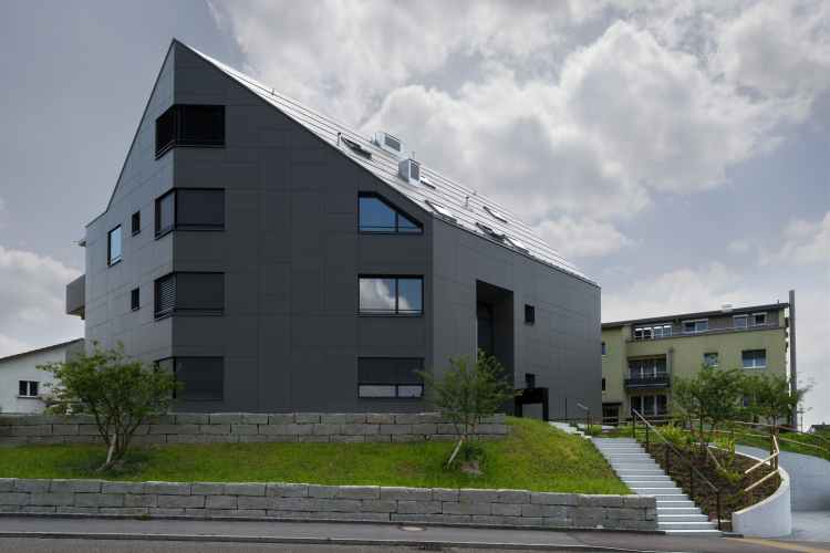 Thermische Kollektoren versorgen das Mehrfamilienhaus mit Warmwasser und Heizenergie