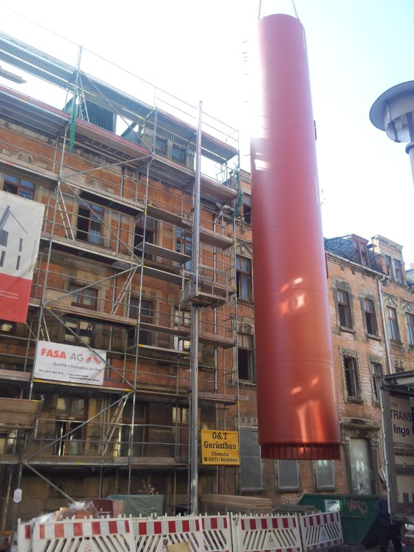 Speicher wird an Kanalstrasse 15 in Chemnitz eingebracht