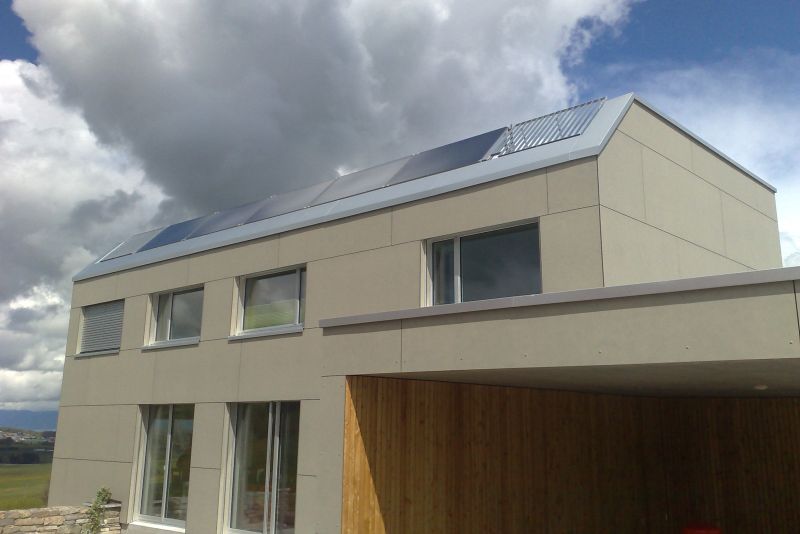 Kollektoren für solare Wärme auf der südlichen Dachseite des Hauses