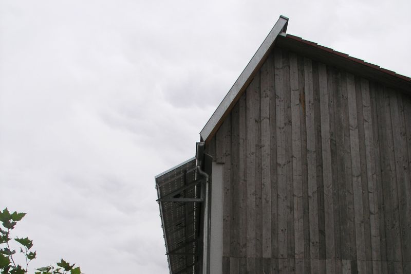 Seitliche Ansicht der Kollektoren und PV Modulen