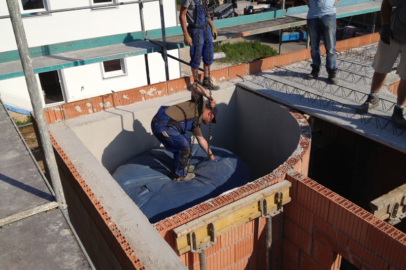 Der Solarspeicher ist im Zentrum des Hauses und beheizt die Wohnung