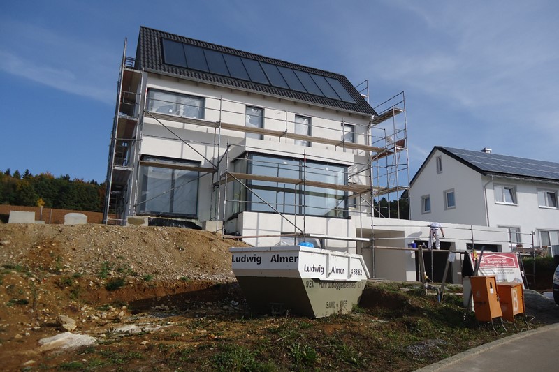 Sonnenhaus in Regensburg, der Swiss Solartank dient als Schlechtwetterüberbrücker