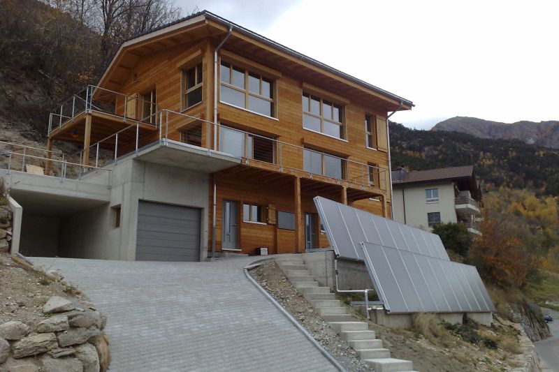 Sonnenhaus Ausserberg im Wallis thermische Kollektoren liefern Wärme