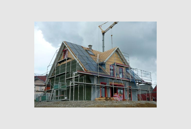 Montage der Sonnenkollektoren auf Süddach