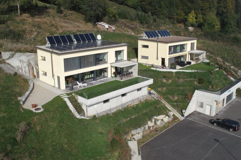 Zwei identische Sonnenhäuser mit Solarthermie