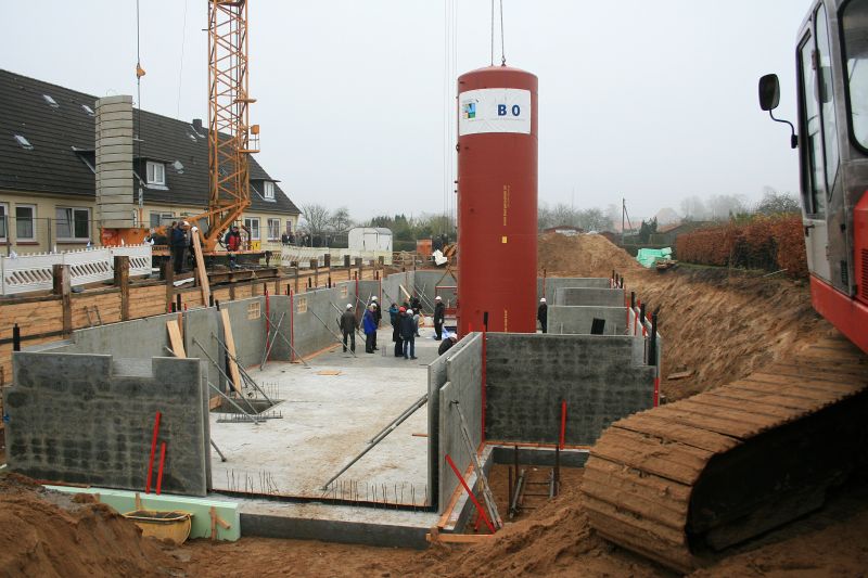 Das Fundament für Haus aus Beton, das Fundament fürs Sonnenhaus ist der Solarspeicher