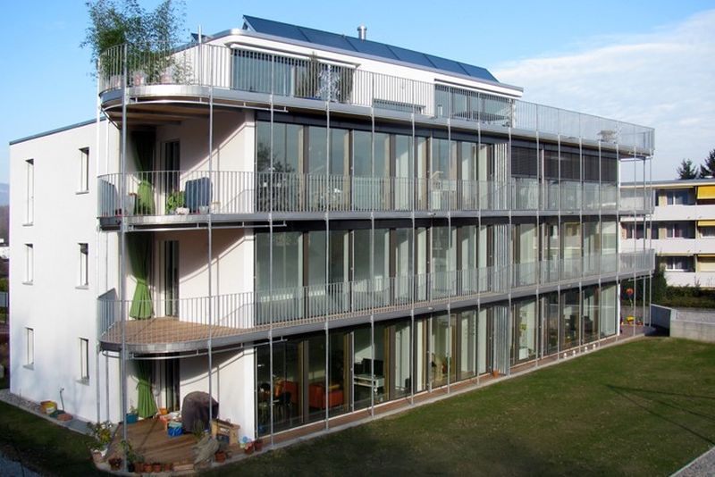Ein weiteres Sonnenhaus ist realisiert. Kollektoren, Speicher, Solar System Jenni