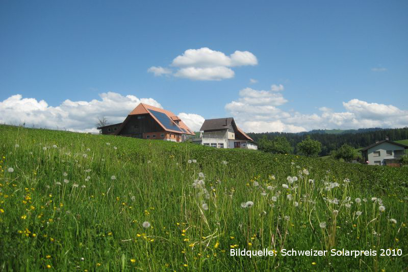 Bauernhof mit Kräutertrocknungsanlage für Ricola natürlich auch mit Jenni Speicher und Kollektoren