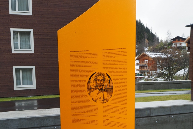Metalltafel im Reka Dorf Belalp
