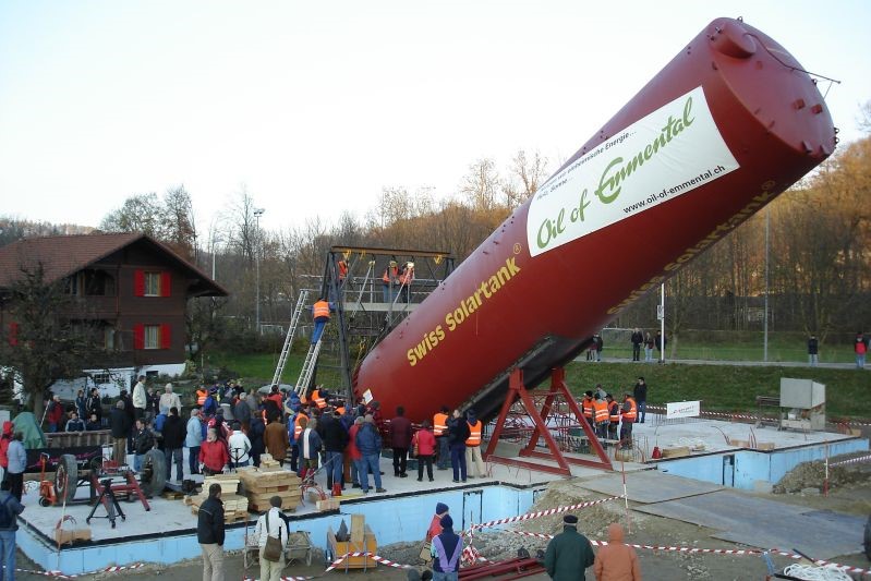 17 Meter hoher Speicher wird mit Flaschenzügen aufgestellt