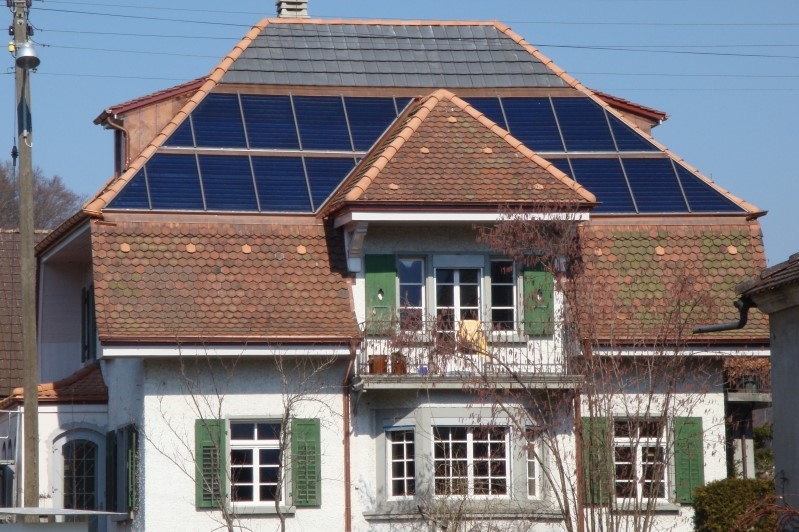 Solarbeheiztes Haus in Wynigen, Masskollektoren Trapezform