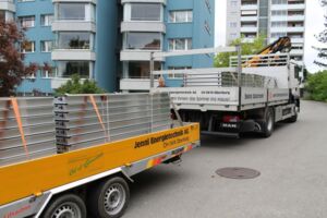 Anlieferung der Kollektoren mit Lastwagen und Anhänger