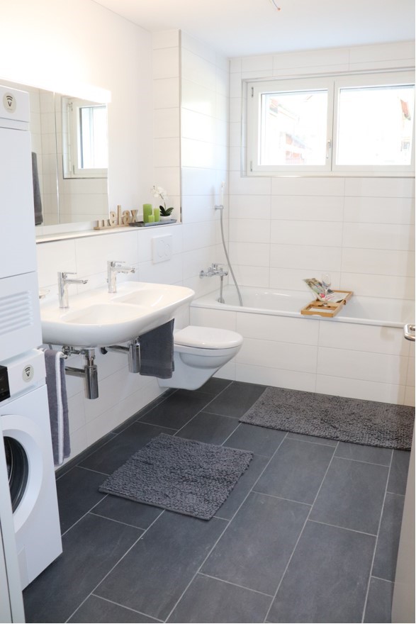 Badezimmer mit Waschmaschine und Tumbler