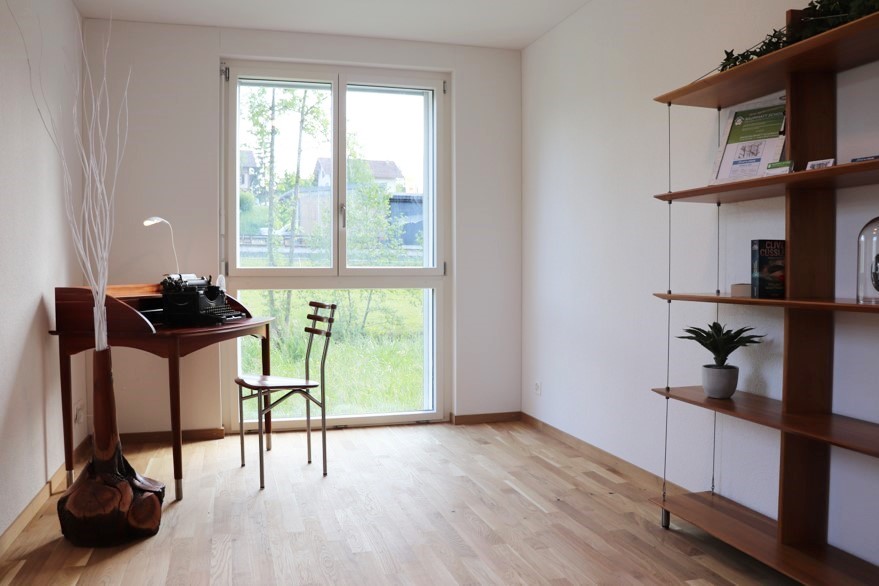 Zimmer, beispielsweise als Büro mit grossen Fenstern 13.5m²