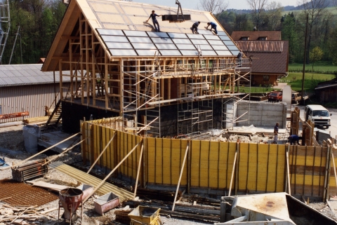 Montage der Kollektoren bei Holzhaus