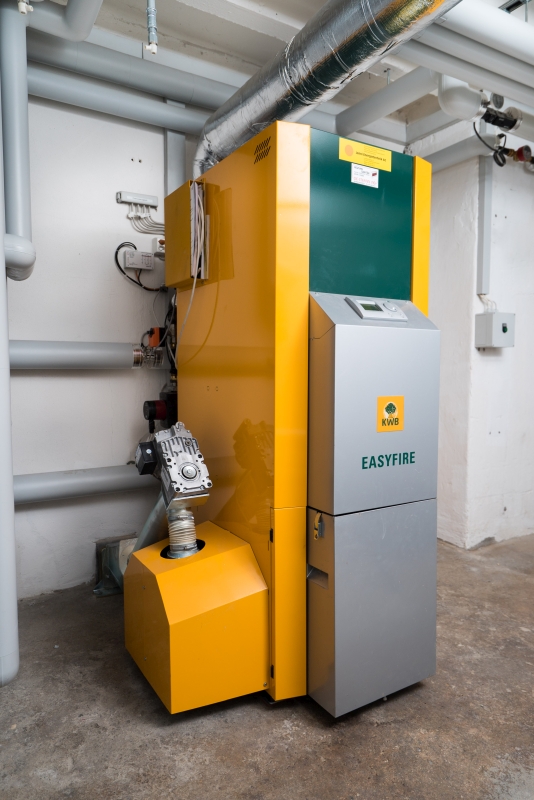 Pelletheizung KWB Easyfire mit seitlicher Förderschnecke