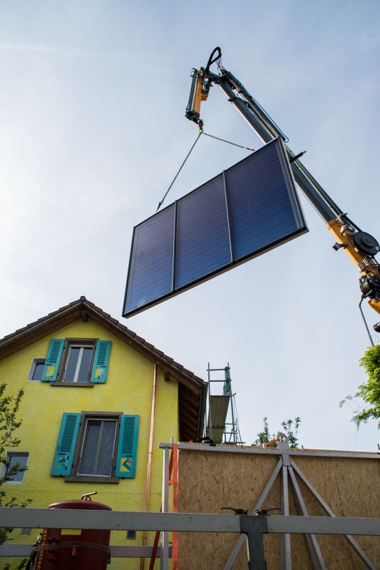 Lieferung eines Grossflächenkollektors mit LKW-Kran aufs Dach, Kollektor von Winklersolar
