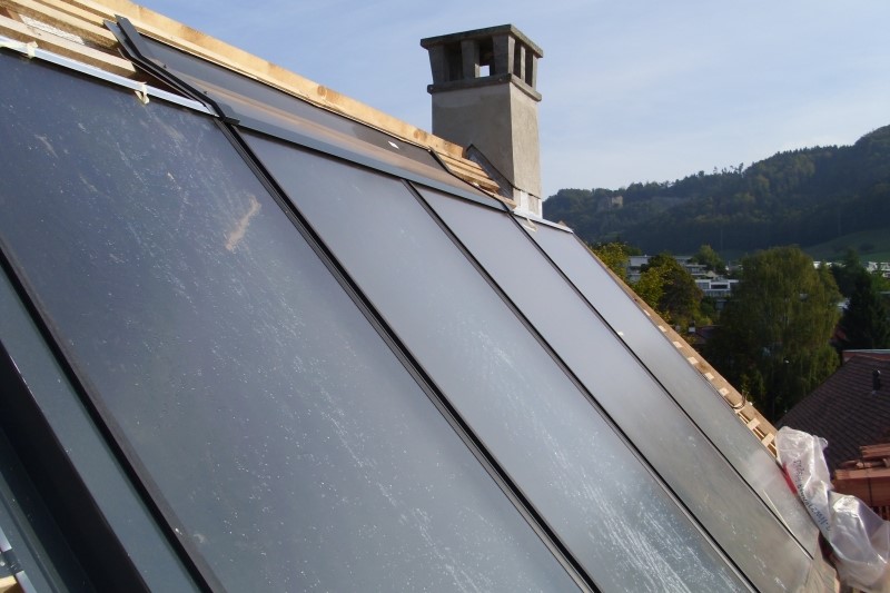 Sonnenkollektoren auf saniertem Altbau