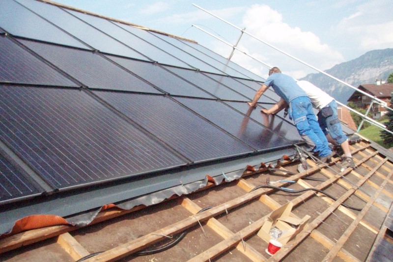 Installation von Solarmodulen in Krattigen