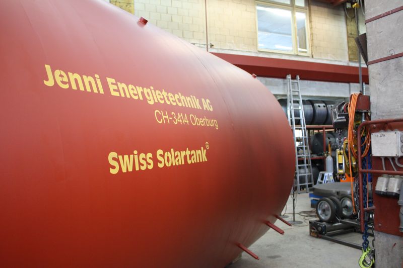 rote Solarspeicher von Jenni Energietechnik