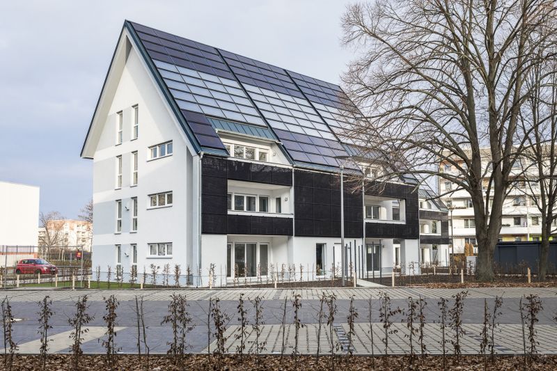 Solardach mit thermischen Kollektoren und Photovoltaik-Modulen