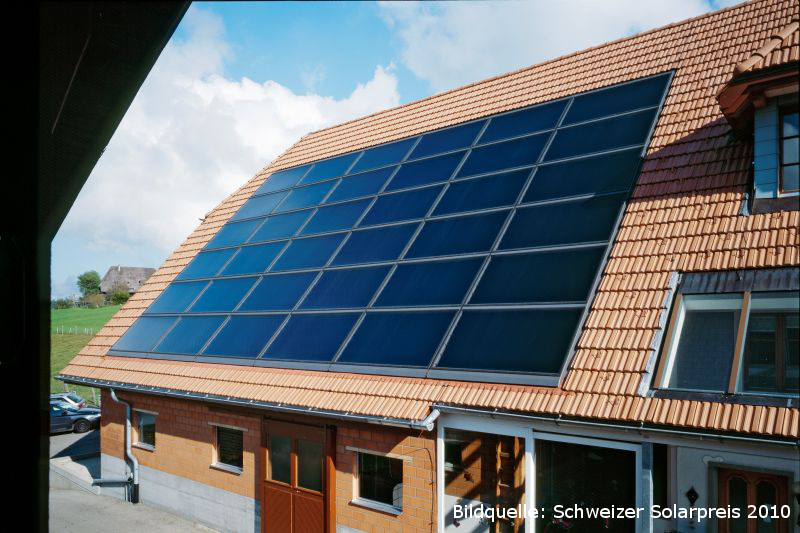 Solare Kräutertrocknungsanlage mit der Wärme der Sonne und einem Jenni Speicher werden Ricola Kräuter getrocknet