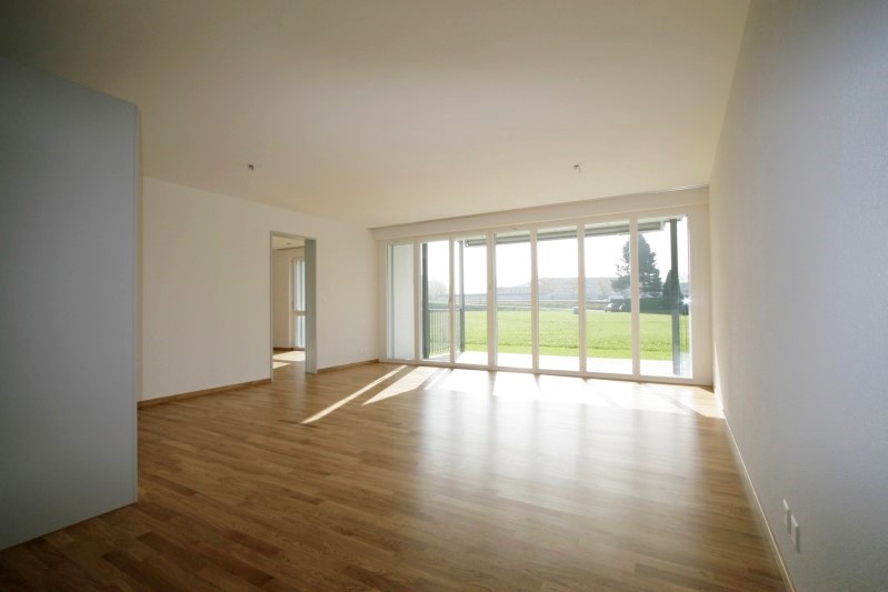 Grosszügiges Wohnzimmer in Solar Mehrfamilienhaus