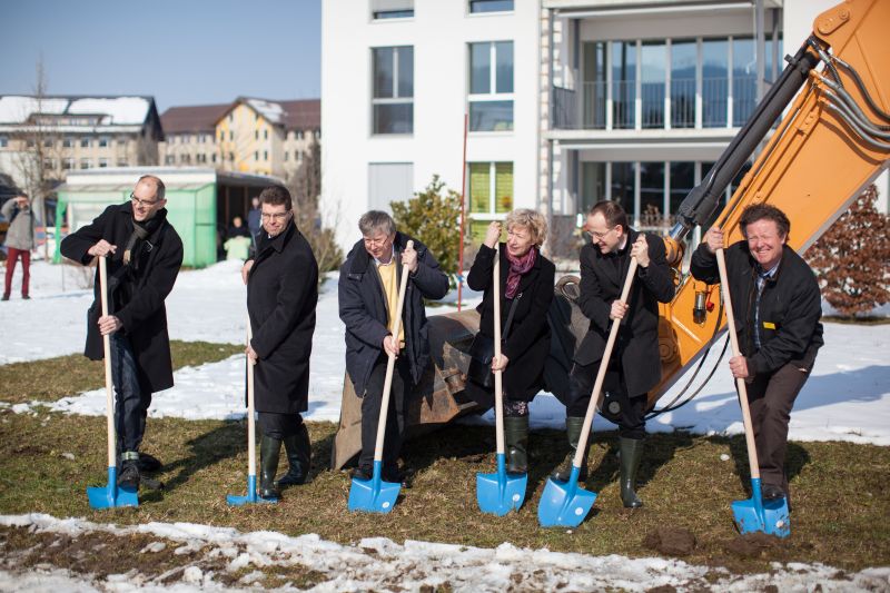 Spatenstich Soarmehrfamilienhaus, Elisabeth Zäch, Stadtpräsidentin Burgdorf, Martin Aeschlimann, Architekt, Andreas Rickenbacher, Regierungsrat Kanton Bern, Josef Jenni, Erwin Jenni