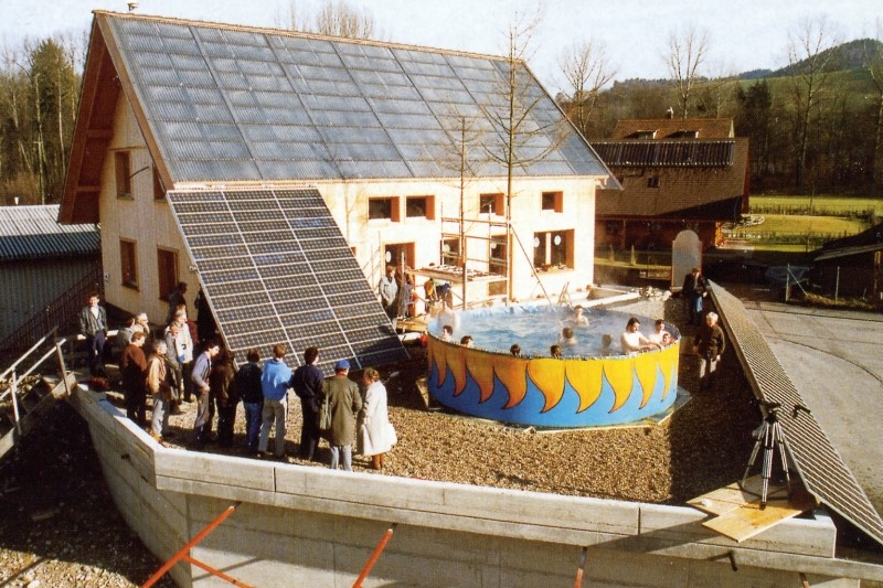 Schwimmbad fest bei Sonnenhaus nach erstem Winter