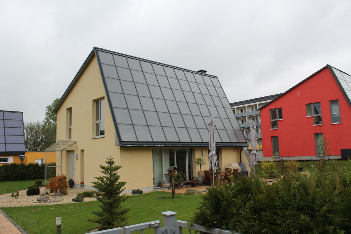 Solararchitektur vom Feinsten, hier im Rittergut Rabenstein werden 20 Wohneinheiten ausschliesslich mit der Sonne beheizt.
