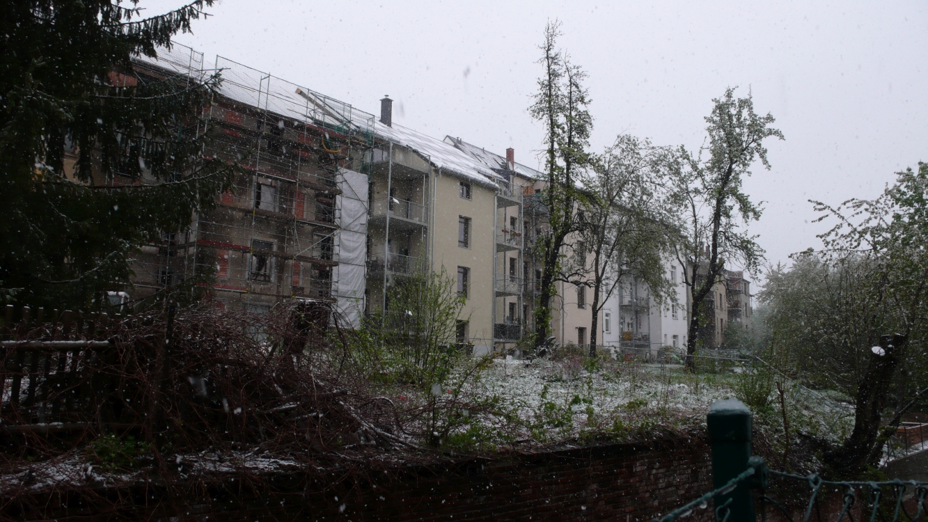 Trotz Schnee Ende April, die Bewohner dieser Mietwohnungen in Chemnitz werden nicht frieren, der Solarspeicher hat genügend Energie für den ganzen Winter