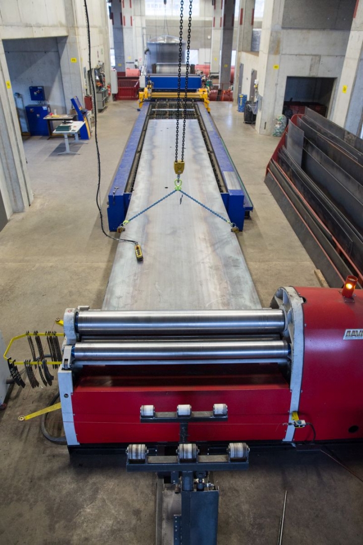 Metallbearbeitung mit Plasmaschneider und Rundungsmaschine